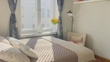 Eenvoudig appartement, uitzicht op binnenplaats