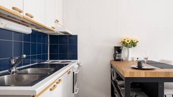 Appartamento Basic, vista cortile | Cucina privata | Frigorifero, microonde, forno, piano cottura