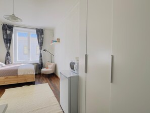 Basic-Apartment, Blick auf den Innenhof | Wohnbereich