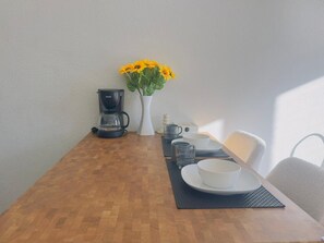 Eenvoudig appartement, uitzicht op binnenplaats | Dineerruimte