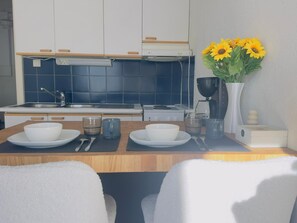 Basic-Apartment, Blick auf den Innenhof | Eigene Küche