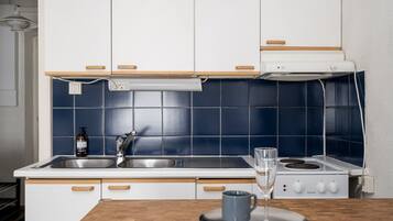 Basic-Apartment, Blick auf den Innenhof | Eigene Küche