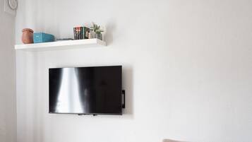 Appartamento Basic, vista cortile | Ferro/asse da stiro, Wi-Fi gratuito, lenzuola