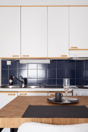 Apartemen Basic, pemandangan halaman | Dapur pribadi | Lemari es, microwave, oven, dan kompor