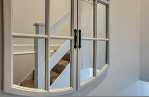 A corner cabinet with multiple glass panels and black handles. - Camden 2BR Gem Sleeps 5 Prime Location AC (London)