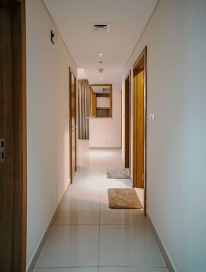 Apartment - Prime Downtown Dubai 2-bed 2-bath With Parking (Dubai)