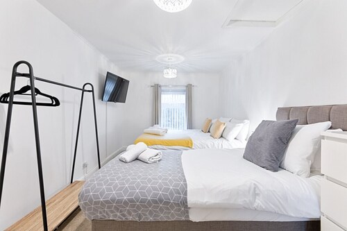 Group-Friendly Home | TV in Every Room, WiFi & Parking