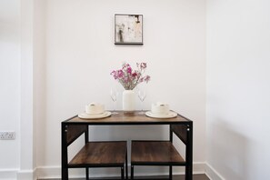 Dining - Studio • Kitchen • Parking • Ideal for Contractors (Gorseinon)