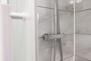 Bathroom - Studio • Kitchen • Parking • Ideal for Contractors (Gorseinon)
