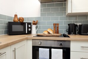Private kitchen - Studio • Kitchen • Parking • Ideal for Contractors (Gorseinon)