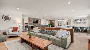 Un salon moderne avec un canapé, une table basse et un téléviseur.