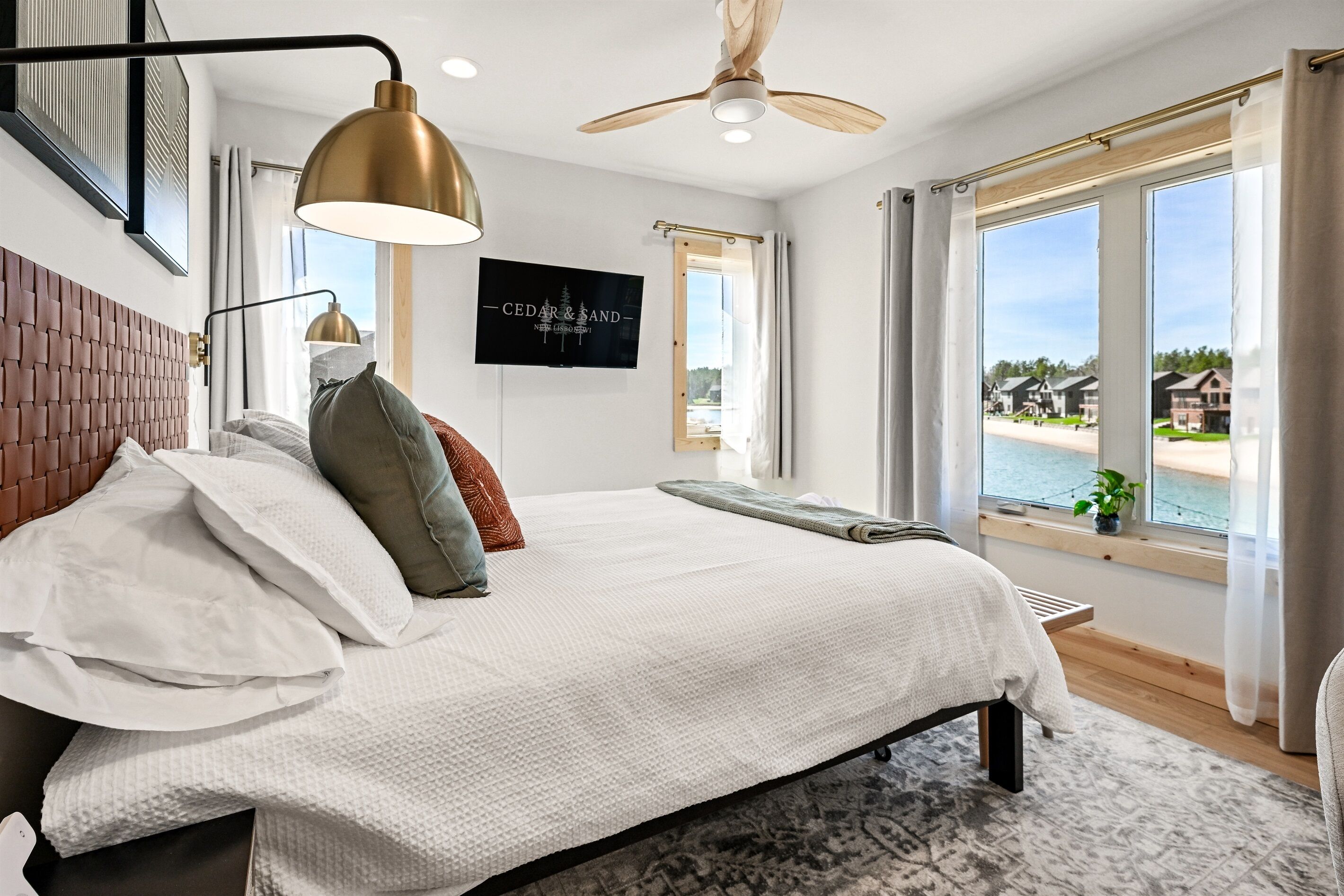 5 soverom, skrivebord, strykejern/-brett og reiseseng for barn