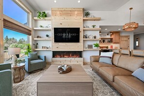Smart-tv, eldstad, bordsfotboll och ett bordtennisbord