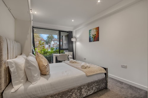 3-bed 2-bath Wembley Apartment With Free Parking