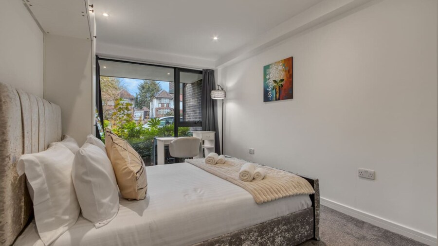 3-bed 2-bath Wembley Apartment With Free Parking