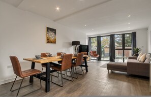 House - 3-bed 2-bath Wembley Apartment With Free Parking (Wembley)
