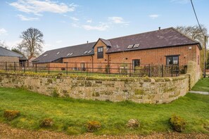 Exterior - 3 Bed in Sedgehill (oc-b34698) (Sedgehill)