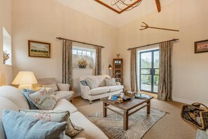 TV, fireplace - 3 Bed in Sedgehill (oc-b34698) (Sedgehill)