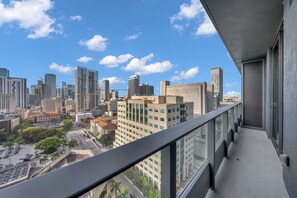 Property grounds - Skyline View 1BR + Den Near Port Miami (Miami)