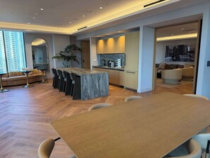 Ein modernes Interieur mit Essbereich, Küche und Wohnbereich.