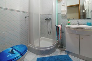 Douche, serviettes fournies, savon, papier toilette