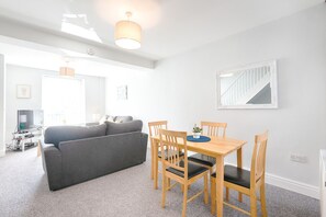 Living area - Spacious 3BR Home Sleeps 7 | Parking, WiFi & Near Centre (Plasmarl)