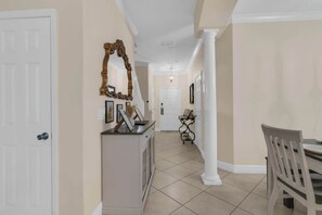 Interior - Mouse House 5 miles to Disney sleeps 9 (Kissimmee)