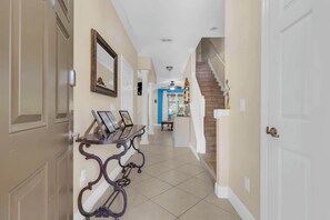 Interior - Mouse House 5 miles to Disney sleeps 9 (Kissimmee)