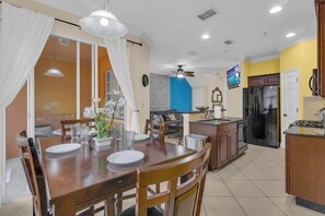 Interior - Mouse House 5 miles to Disney sleeps 9 (Kissimmee)