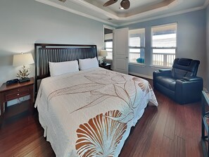 3 bedrooms, iron/ironing board, Internet, bed sheets - Beachfront Blue | Oceanfront & Private Deck (Galveston)