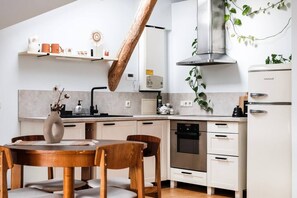 Frigorifero, forno, piano cottura, pentole/stoviglie/utensili