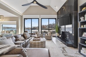 Smart TV, fireplace - Crocker Cove - Stunning 6 bedroom lakefront house (Lake Ozark)