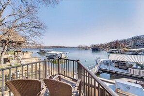 Property grounds - Crocker Cove - Stunning 6 bedroom lakefront house (Lake Ozark)