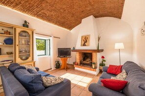 TV - Jardim do Sul Apt 1 with 2 bedrooms and 1 bathrooms (Moncarapacho)
