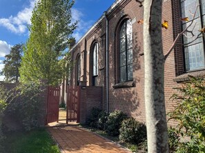 Property grounds - 5 minutes from the Wadden Sea!  B&B with walled monastery garden. (Minnertsga)