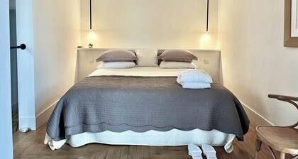 5 minutes from the Wadden Sea! B&B with walled monastery garden.