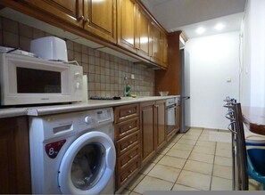 Fridge, microwave, oven, stovetop - Serenity View Apartment - Marina Zeas (Pireas)