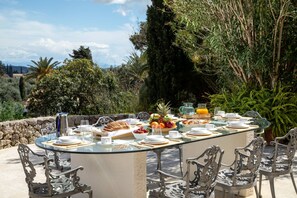 Outdoor dining - Castle Claudia | An authentic corfu retreat (Doukades)