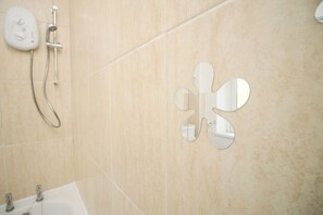 Hair dryer - Contractor Base • 3 Beds • City Access • WiFi (Swansea)