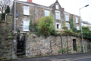 Exterior - Contractor Base • 3 Beds • City Access • WiFi (Swansea)