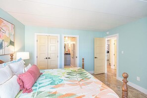 Travel cot, WiFi, bed sheets - Bayfront Condo with Pool (Ocean City)