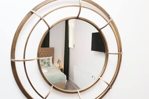Iron/ironing board, travel cot, WiFi, bed sheets - Modern 3 Bed • Wi-Fi • Dining Space for 6 (Skewen)