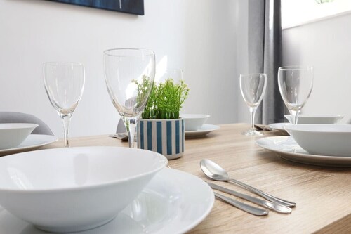 Modern 3 Bed • Wi-Fi • Dining Space for 6