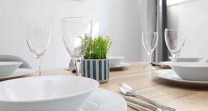 Modern 3 Bed âą Wi-Fi âą Dining Space for 6