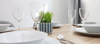 Modern 3 Bed • Wi-Fi • Dining Space for 6