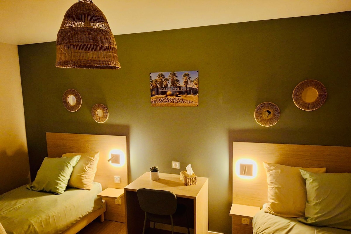 Premium appartement, 2 slaapkamers | Luxe beddengoed, Select Comfort-bedden, een minibar, een bureau