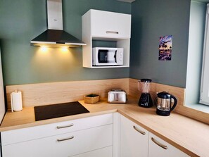Apartament prèmium | Cuina privada | Frigorífic gran, microones, placa de cuina i rentaplats 