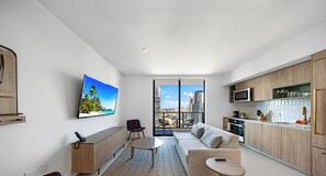 Condo, balcón, vista a la ciudad | Área de sala de estar