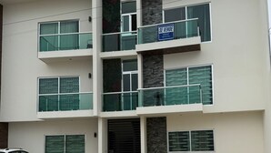 Ein mehrgeschossiges Gebäude mit einem 'SE VENDE' Schild, das auf einen Verkauf hinweist.
