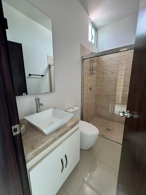 Shower, towels, soap, toilet paper - Real del Valle Apartment in Mazatlan (Mazatlán)